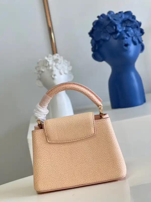 First bag ru LOUIS VUITTON CAPUCINES MINI