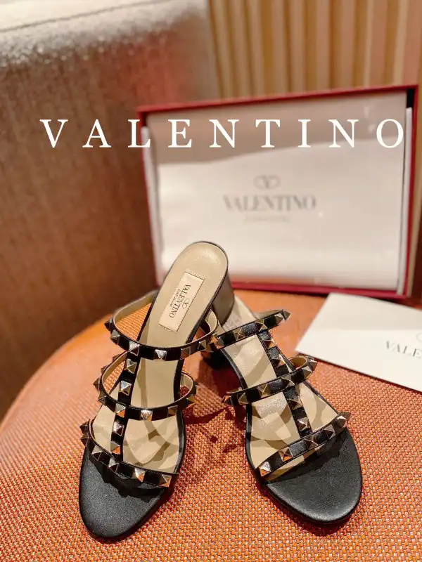 Bagsoffer yupoo VALENTINO ROCKSTUD CALFSKIN LEATHER SLIDE SANDAL