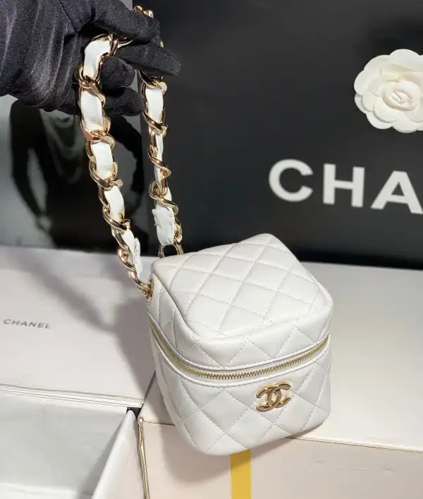 CHANEL CHANELUTCH WITH HANDLE