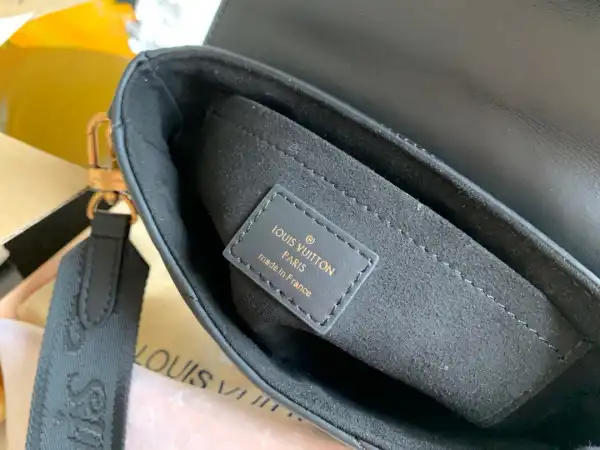 LOUIS VUITTON MULTI POCHETTE NEW WAVE