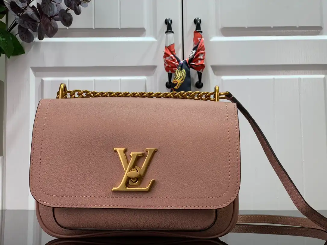 First bag ru LOUIS VUITTON LOCKME CHAIN PM