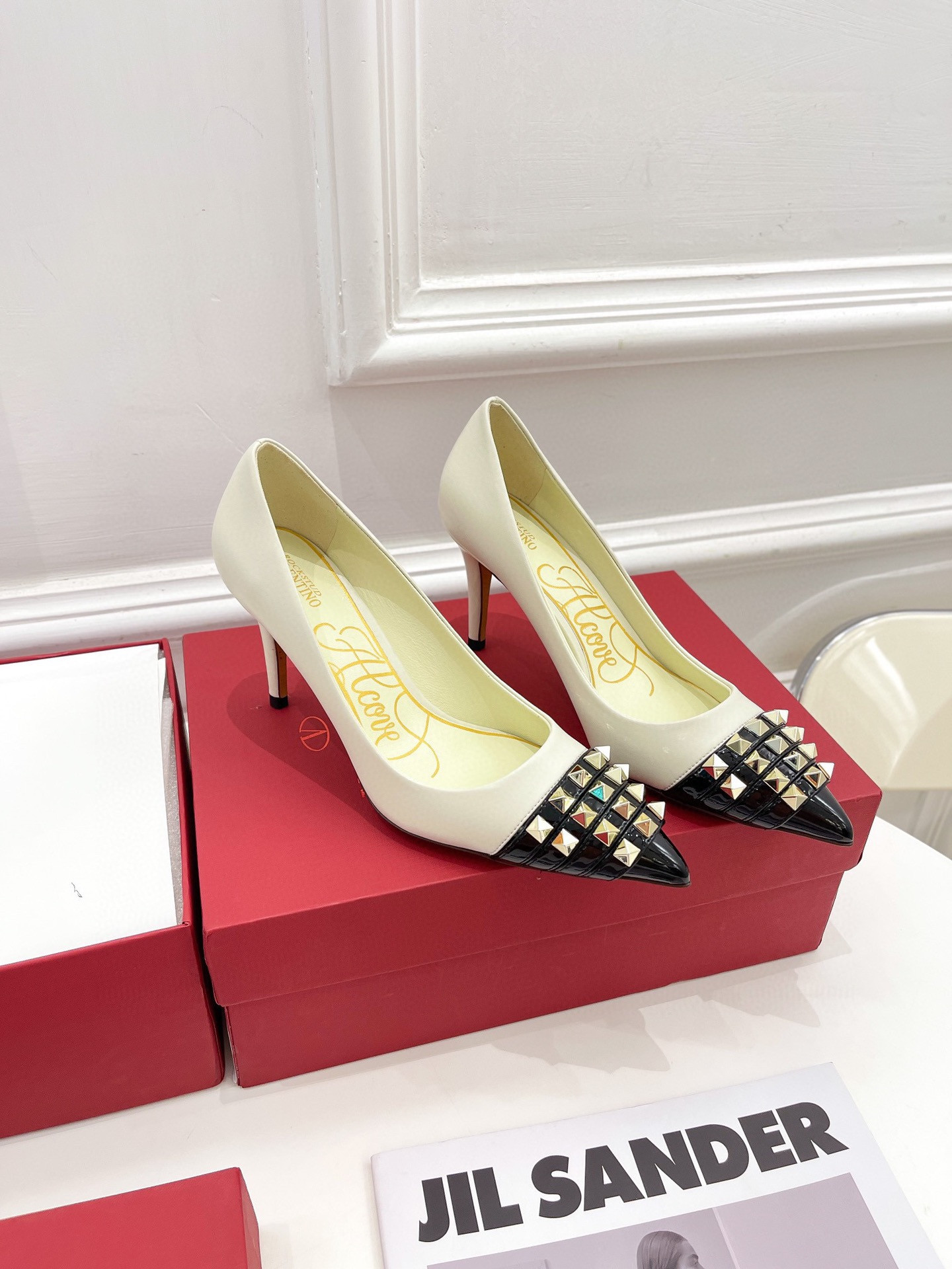 HOT SALE VALENTINO ROCKSTUD ALCOVE KIDSKIN AND PATENT-LEATHER PUMP