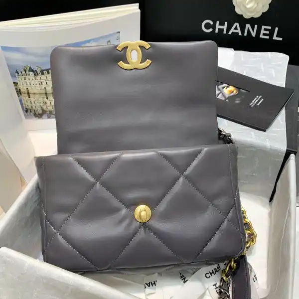 First bag ru CHANEL 19 FLAP BAG