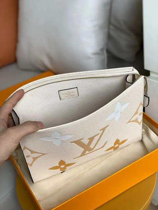 Affordable LOUIS VUITTON TOILETRY POUCH 26