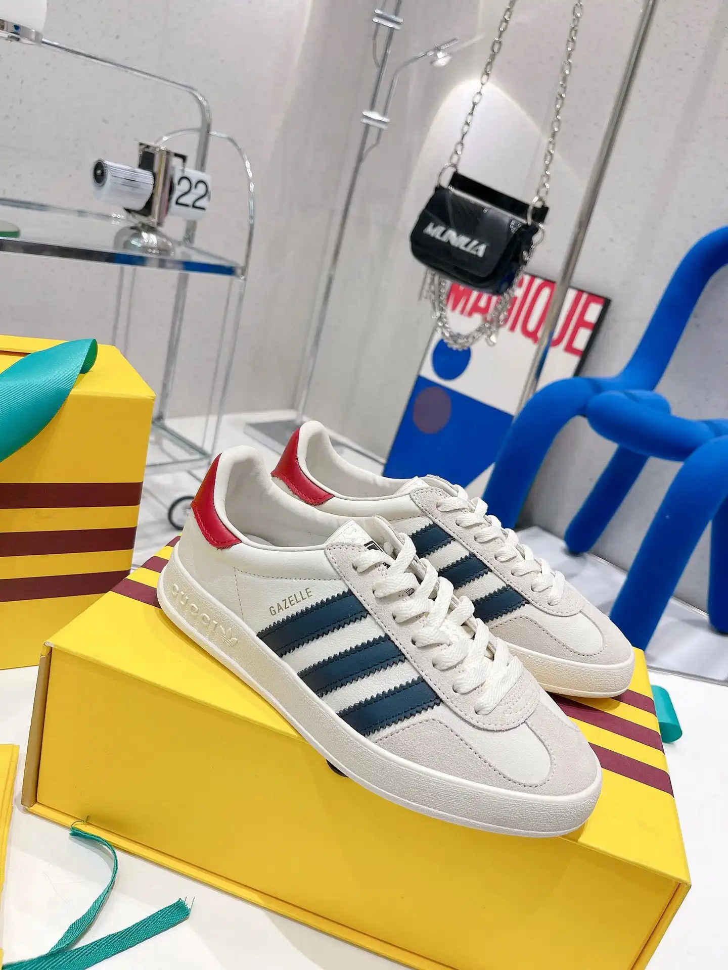 Frstbag ru Adidas x Gucci women's Gazelle sneaker