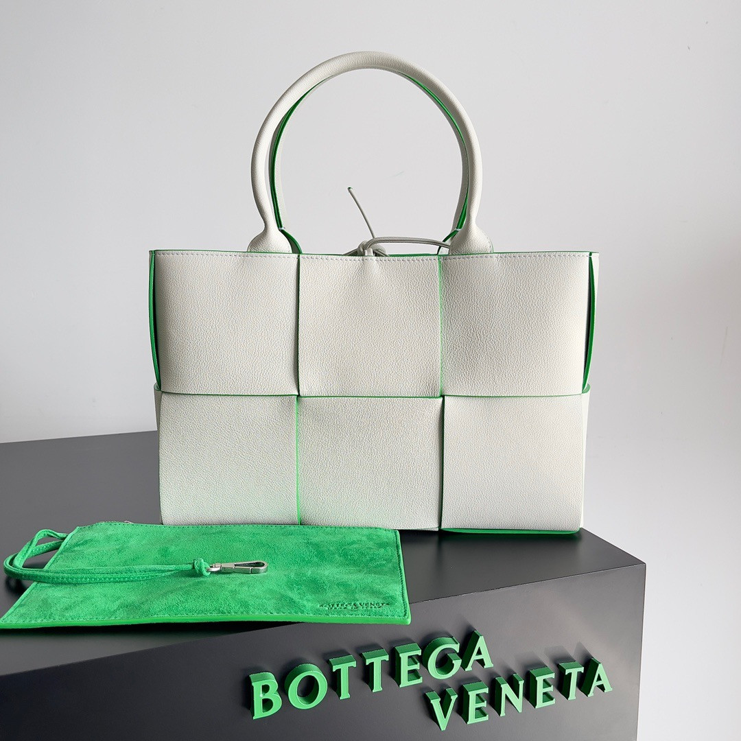 HOT SALE BOTTEGA VENETA Small Arco Tote Bag