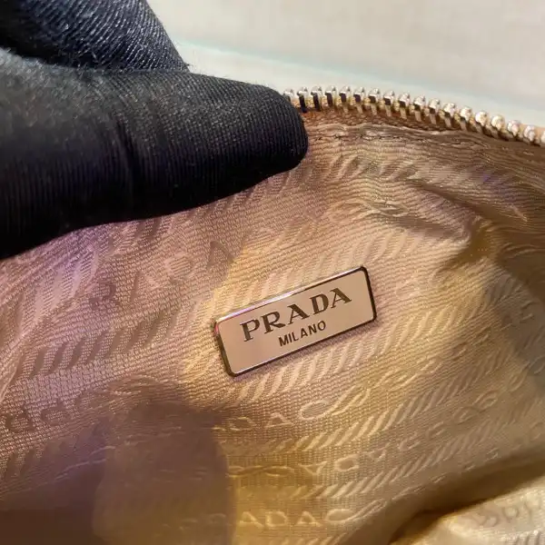 First bag ru PRADA Re-Edition 2005 raffia bag