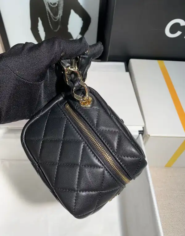 CHANEL CHANELUTCH WITH HANDLE