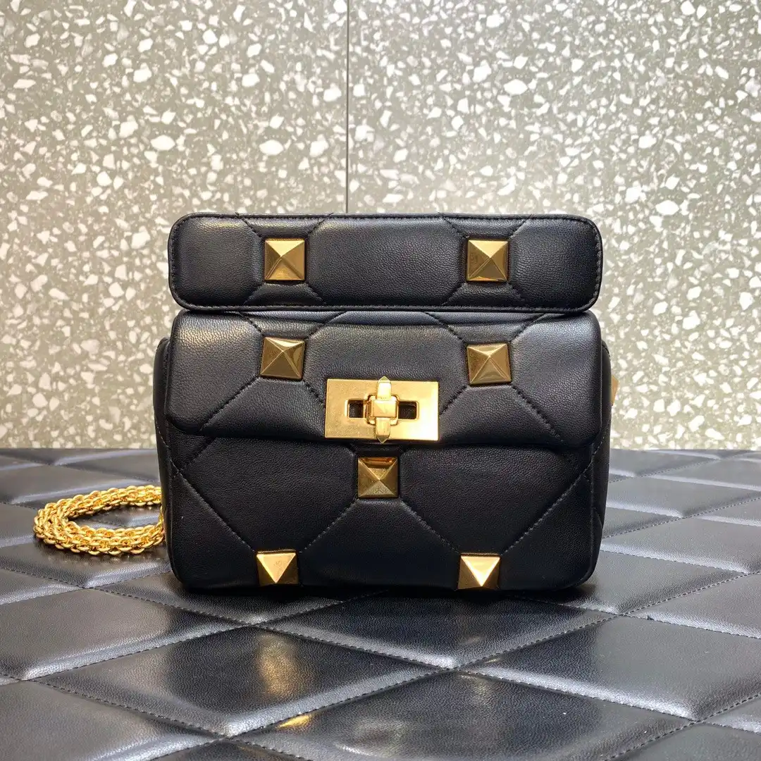 VALENTINO ONLINE EXCLUSIVE SMALL ROMAN STUD THE SHOULDER BAG WITH CHAIN