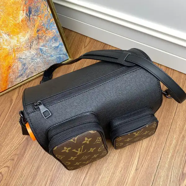 LOUIS VUITTON MESSEANGER BAG