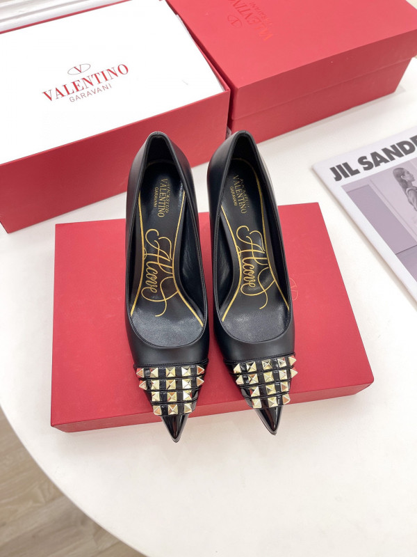 HOT SALE VALENTINO ROCKSTUD ALCOVE KIDSKIN AND PATENT-LEATHER PUMP