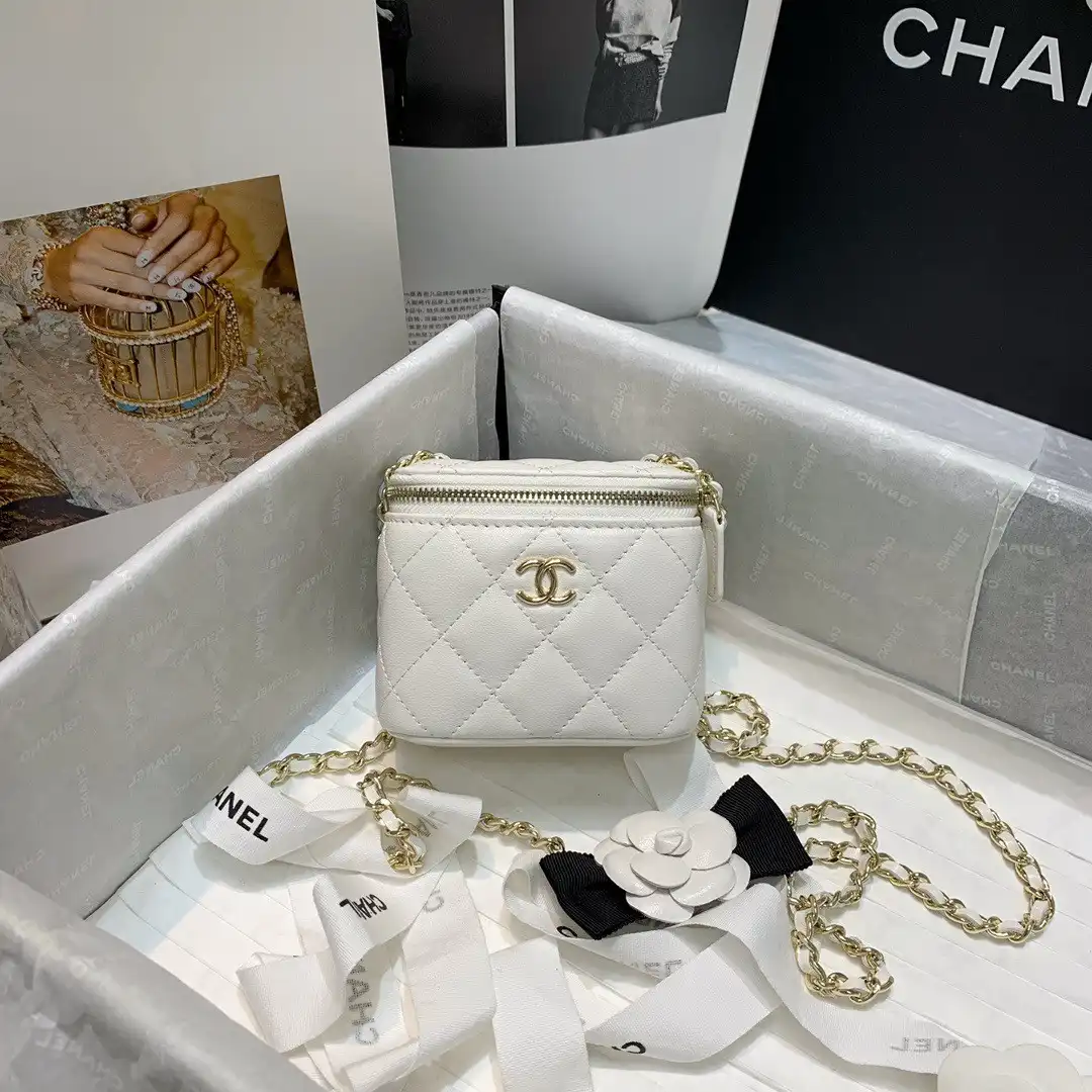 CL SMALL VANITY WITH CHAIN