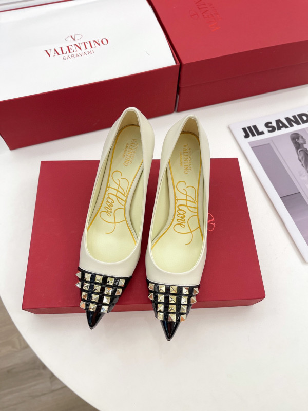 HOT SALE VALENTINO ROCKSTUD ALCOVE KIDSKIN AND PATENT-LEATHER PUMP