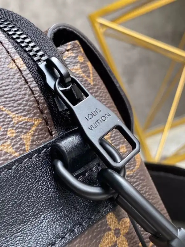 Frstbag ru LOUIS VUITTON S LOCK MESSENGER