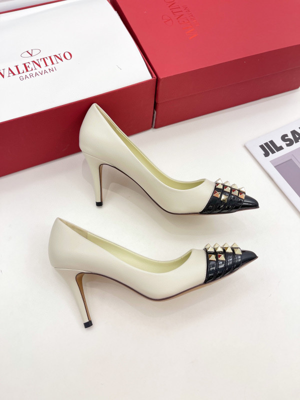 HOT SALE VALENTINO ROCKSTUD ALCOVE KIDSKIN AND PATENT-LEATHER PUMP