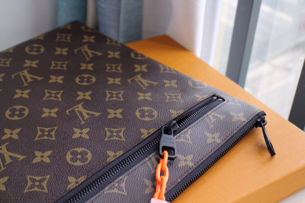 HOT SALE LOUIS VUITTON CLUTCH