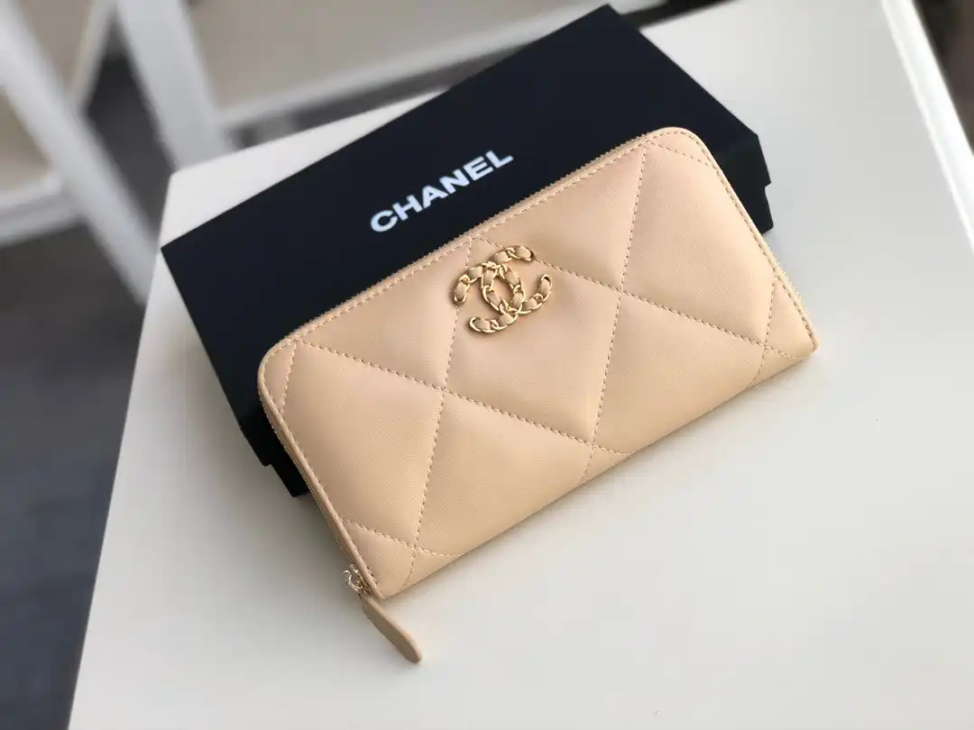 First bag ru CHANEL 19 ZIPPED WALLET