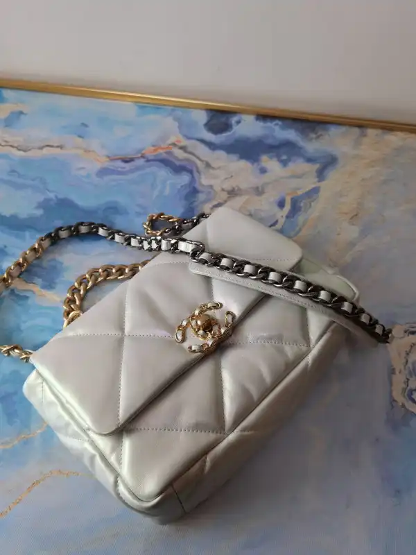 First bag ru CHANEL 19  FLAP BAG