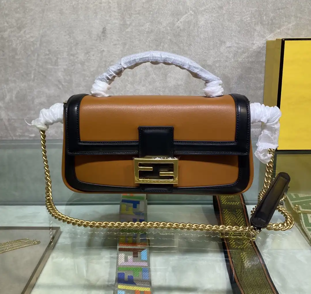 First Bag Ru FENDI BAGUETTE CHAIN