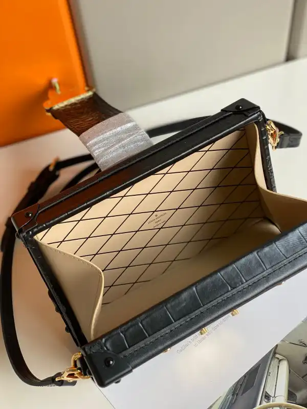 LOUIS VUITTON PETITE MALLE