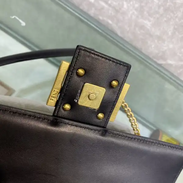 Yupoo bagsoffer FENDI BAGUETTE CHAIN