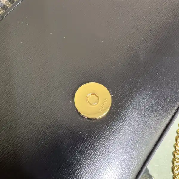 Yupoo bagsoffer FENDI Wallet On Chain With Pouches