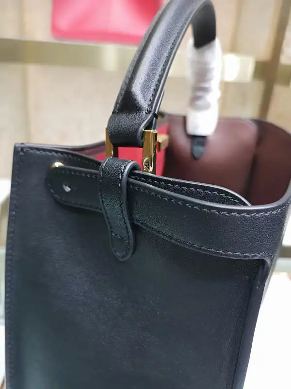 Bagsoffer FENDI PEEKABOO