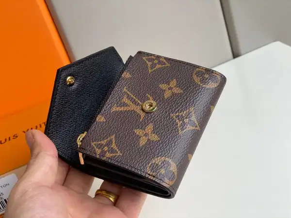 TO LOUIS VUITTON ZOÉ WALLET