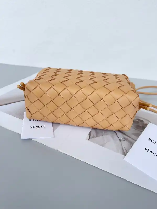 Bagsoffer BOTTEGA VENETA Mini Loop Camera Bag