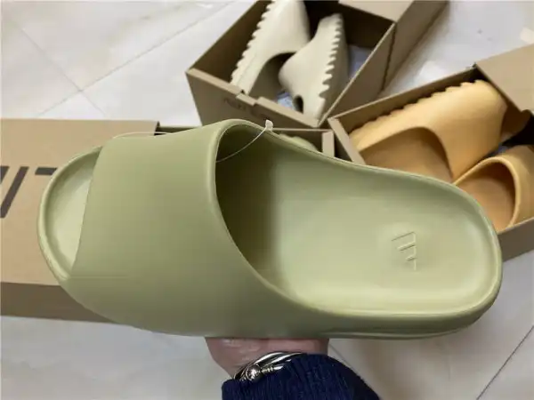 YEEZY SLIDE RESIN FX0494