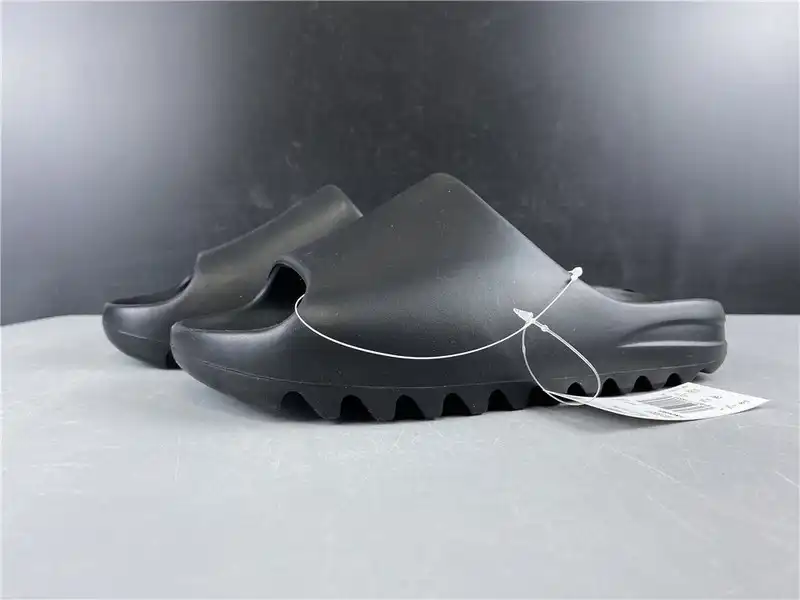 YEEZY SLIDE BLACK FX0495