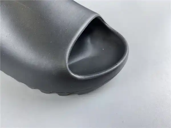 YEEZY SLIDE BLACK FX0495