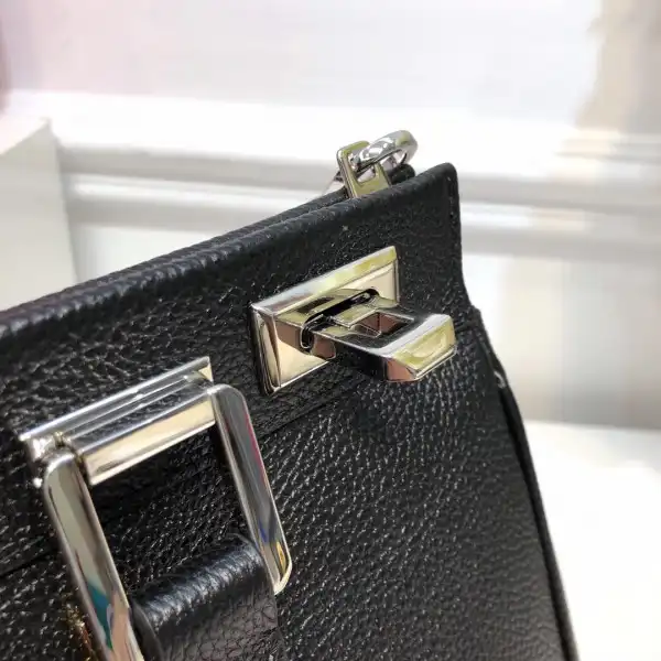 First bag ru Gucci Zumi grainy leather small top handle bag