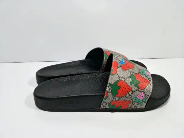 GUCCI SLIPPERS