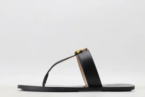 First Bag Ru GUCCI Leather thong sandal with Double G