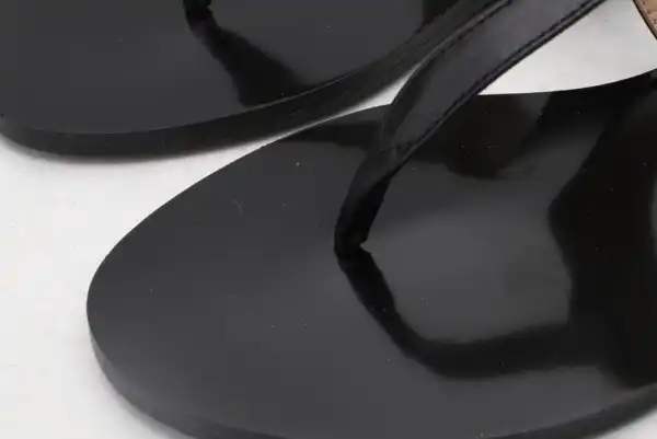 GUCCI Leather thong sandal with Double G