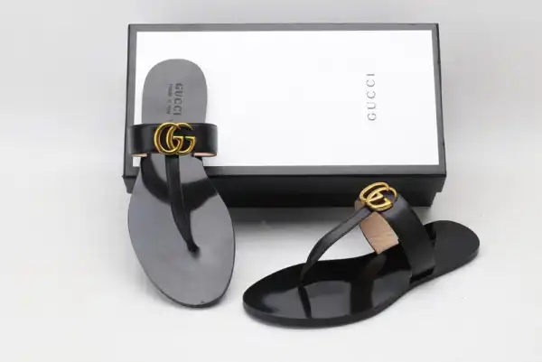 First Bag Ru GUCCI Leather thong sandal with Double G