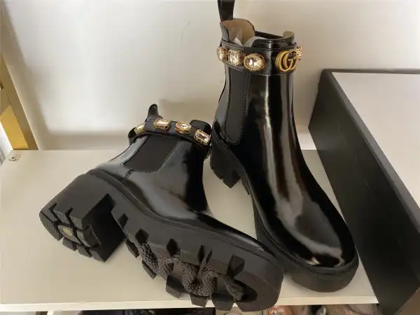 Bagsoffer GUCCI EMBROIDERED LEATHER ANKLE BOOT WITH BELT