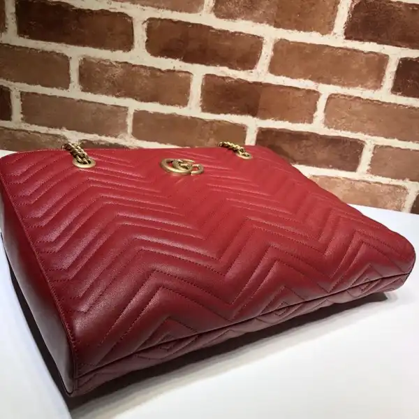 First bag ru GUCCI GG Marmont matelassé medium tote