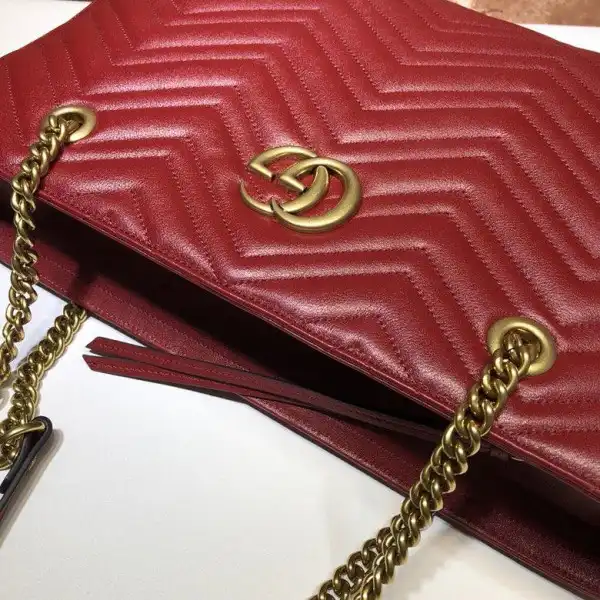 First bag ru GUCCI GG Marmont matelassé medium tote