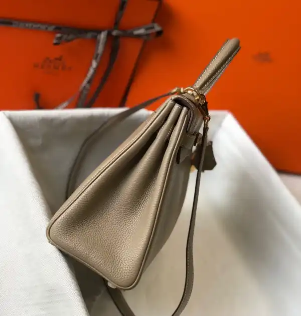 First Bag Ru HERMES KELLY 28cm