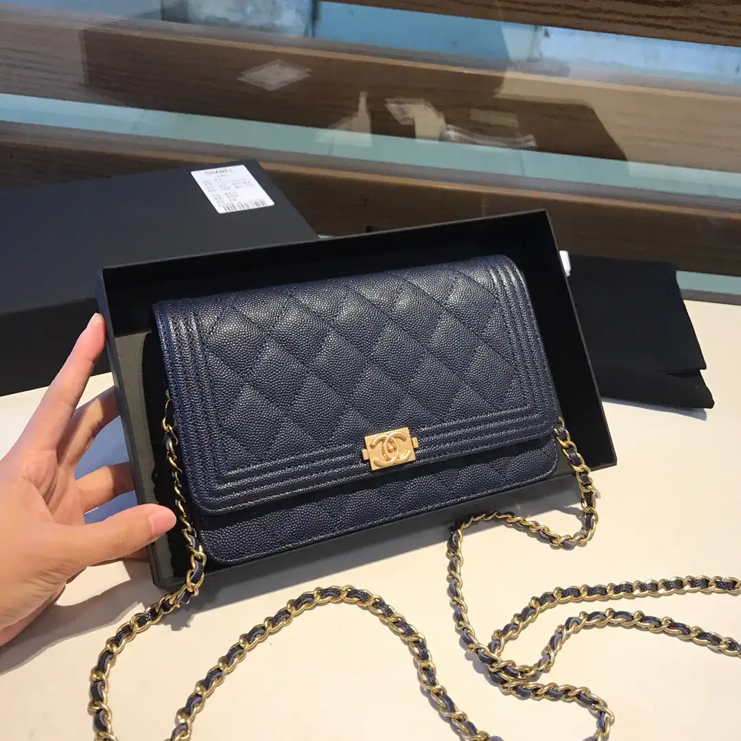 First bag ru CHANEL CHAIN WALLET