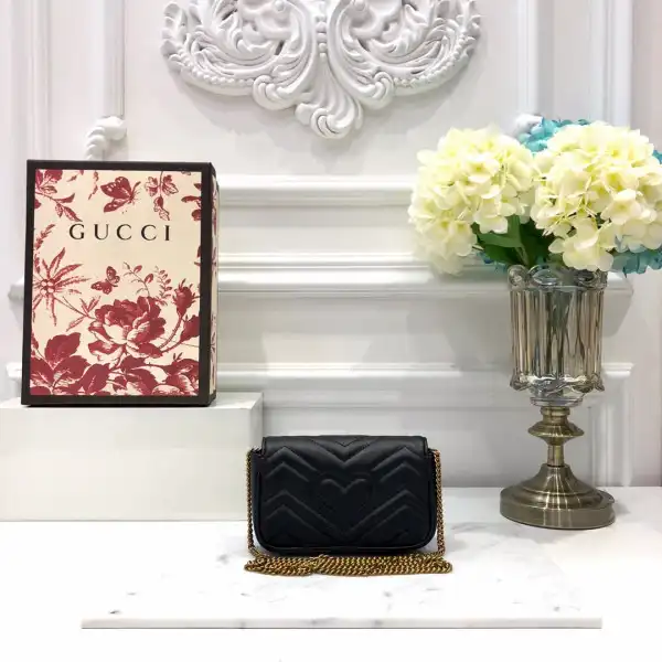 GUCCI GG Marmont super mini bag