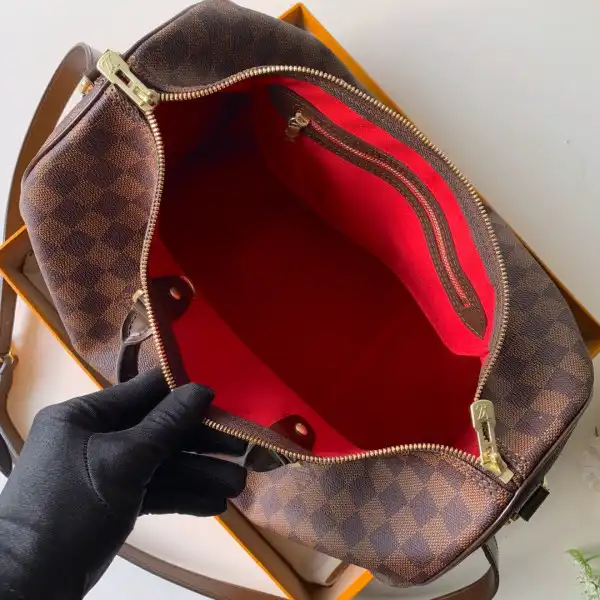 Eliminating the middleman and passing on savings to you. With massive production and tax-free benefits Louis Vuitton SPEEDY BANDOULIÈRE 35