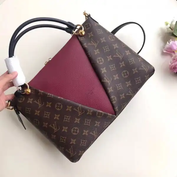 First bag ru Louis Vuitton V TOTE MM