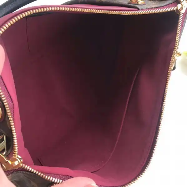 First bag ru Louis Vuitton V TOTE MM