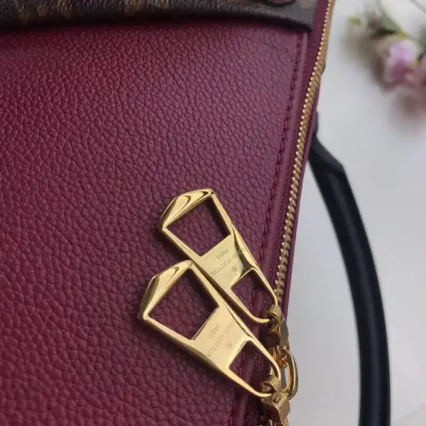 Louis Vuitton V TOTE MM