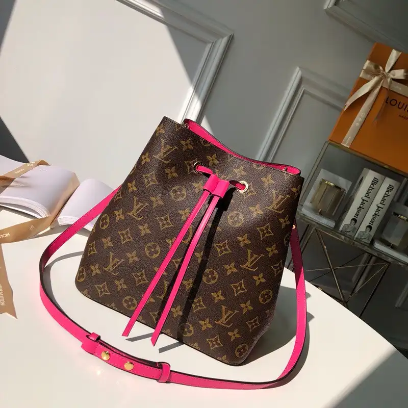 LOUIS VUITTON NÉONOÉ