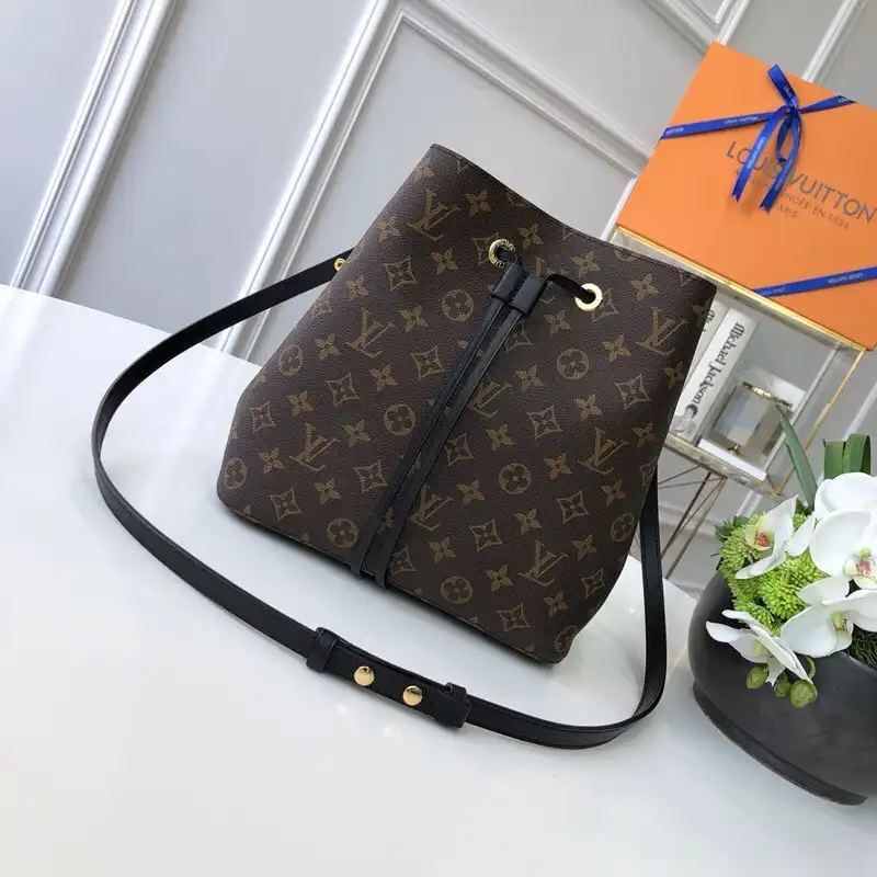 LOUIS VUITTON NÉONOÉ