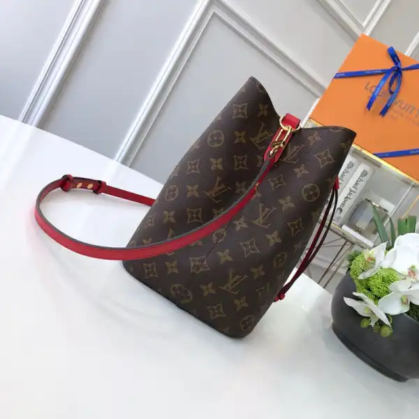 First bag ru LOUIS VUITTON NÉONOÉ